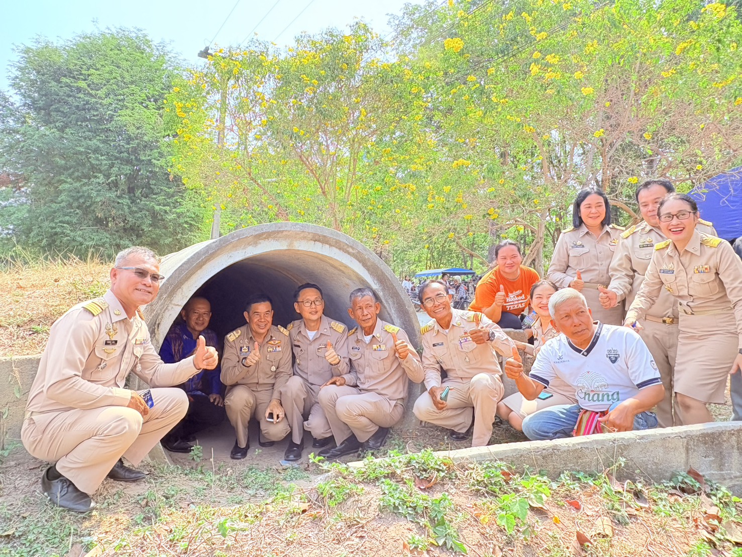 title - วันที่ 23 กุมภาพันธ์ 2569 นายประเสริฐ กาญจนเกียรติกุล ปฏิรูปที่ดินจังหวัดบุรีรัมย์ พร้อมเจ้าหน้าที่ ส.ป.ก.บุรีรัมย์ จัดโครงการอบรมก่อนมอบหนังสืออนุญาตให้เข้าทำประโยชน์ในเขตปฏิรูปที่ดิน (ส.ป.ก. 4-01) โดยมีนายคำเคลื่อน พณะชัย รองผู้ว่าราชการจังหวัดบุรีรัมย์ เป็นประธานในการมอบ ส.ป.ก. 4-01, โฉนดเพื่อการเกษตร แก่เกษตรกรที่เข้าร่วมโครงการ และร่วมรณรงค์ลดการเผาในเขตปฏิรูปที่ดิน